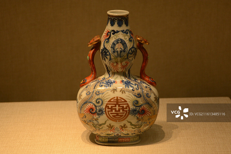 镇江博物馆清朝景德镇仿乾隆款青花加彩如意双耳葫芦瓷瓶图片素材