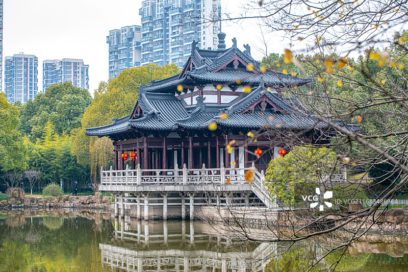 湖州飞英公园的飞英塔和韵海楼图片素材