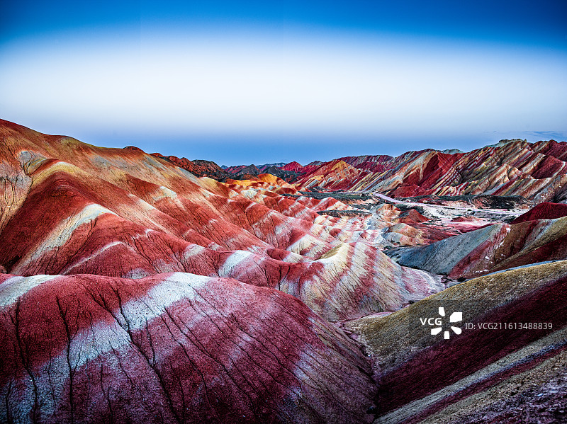 甘肃省张掖市甘州区平山湖蒙古族乡平山大峡谷。画面中，色彩斑斓的山峦层层叠叠。图片素材