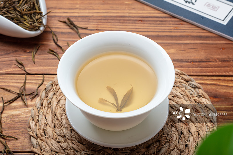 白瓷杯中的安吉白茶图片素材