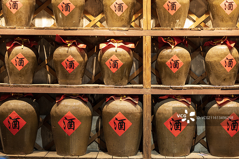 传统酒坛-待售的美酒图片素材
