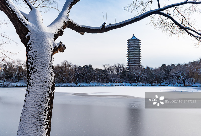 燕园水墨风景：冬天雪后北京大学未名湖博雅塔图片素材