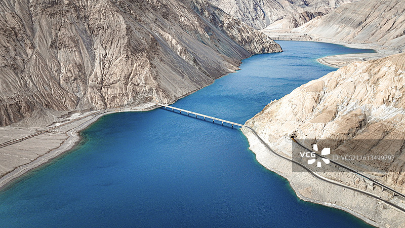 新疆维吾尔自治区喀什塔什库尔干塔吉克自治县班迪尔蓝湖和两岸桥梁公路航拍视角图片素材