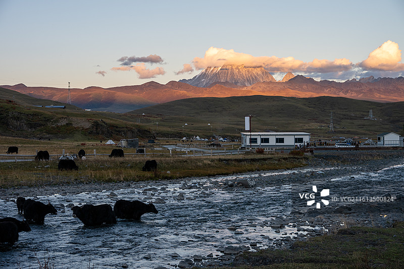 雅拉雪山图片素材