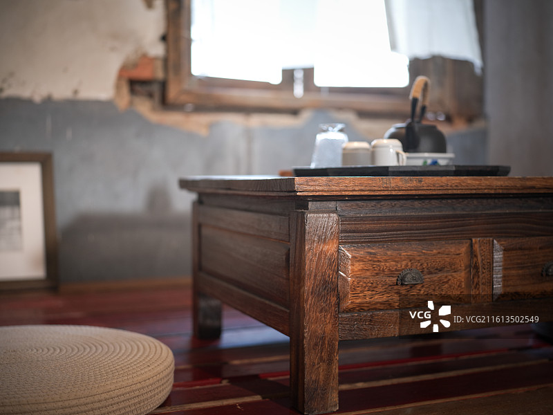 古朴室内的木质茶桌与生活场景图片素材