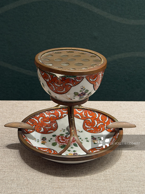 铜鎏金镶广彩花卉纹瓷香熏器，19世纪，东方印迹展，孙中山大元帅府纪念馆展览的文物图片素材