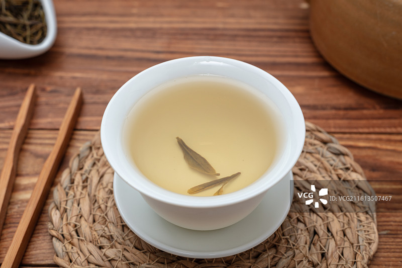 白瓷杯中的安吉白茶图片素材