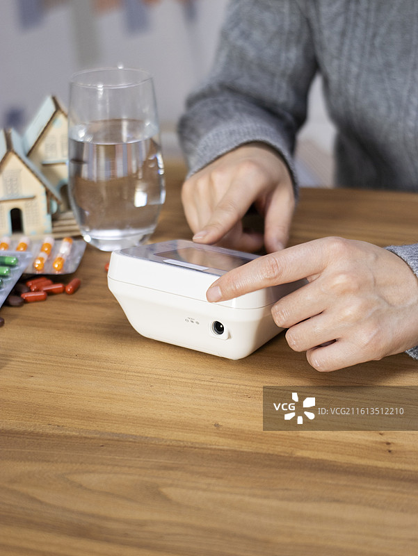 居家办公高血压血糖检测图片素材