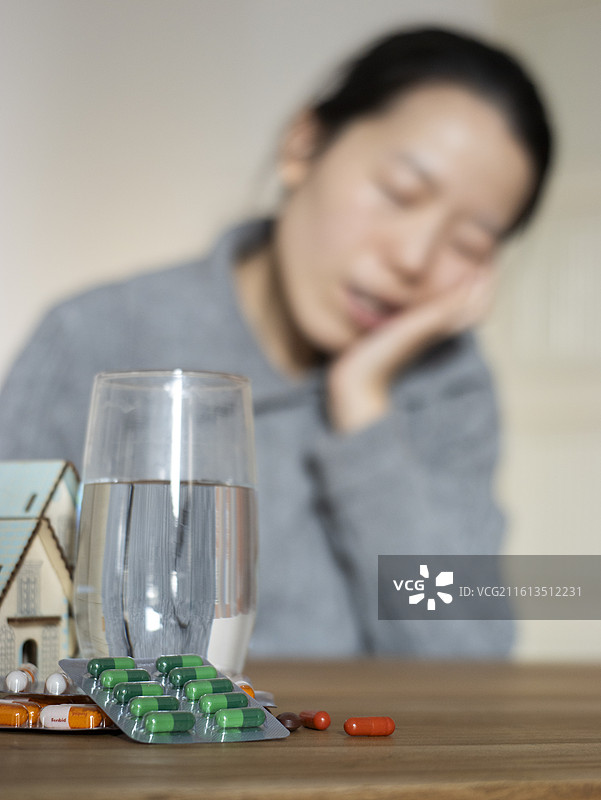 中国女性女士牙疼吃药图片素材