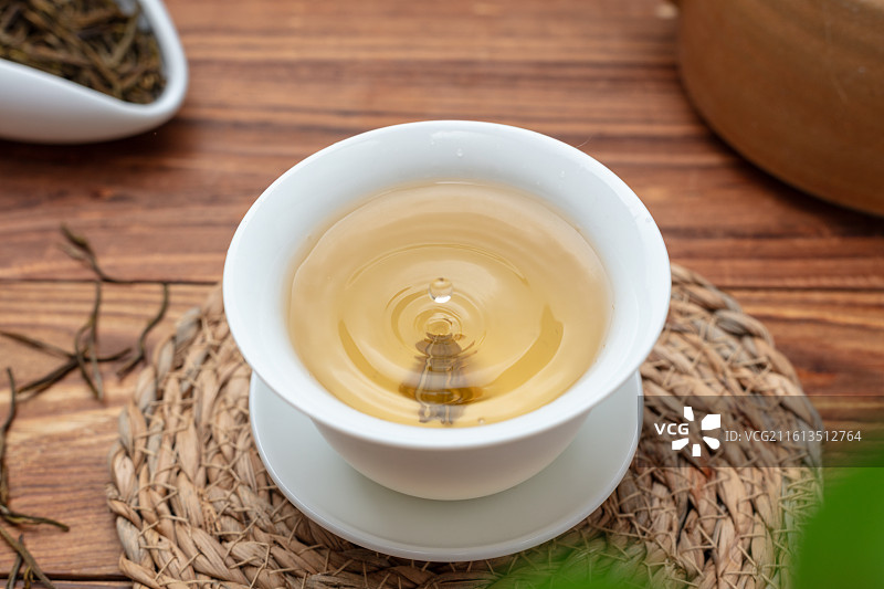 白瓷杯中的安吉白茶图片素材