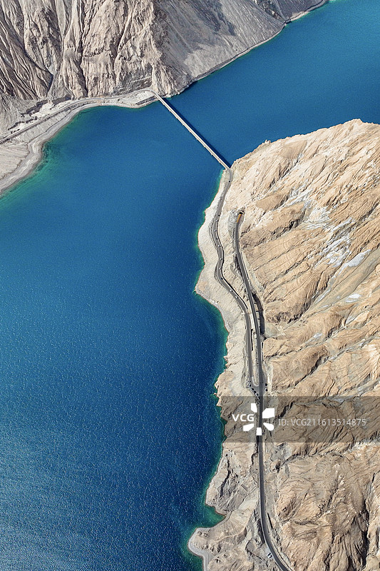 新疆维吾尔自治区喀什塔什库尔干塔吉克自治县班迪尔蓝湖和两岸桥梁公路航拍视角图片素材