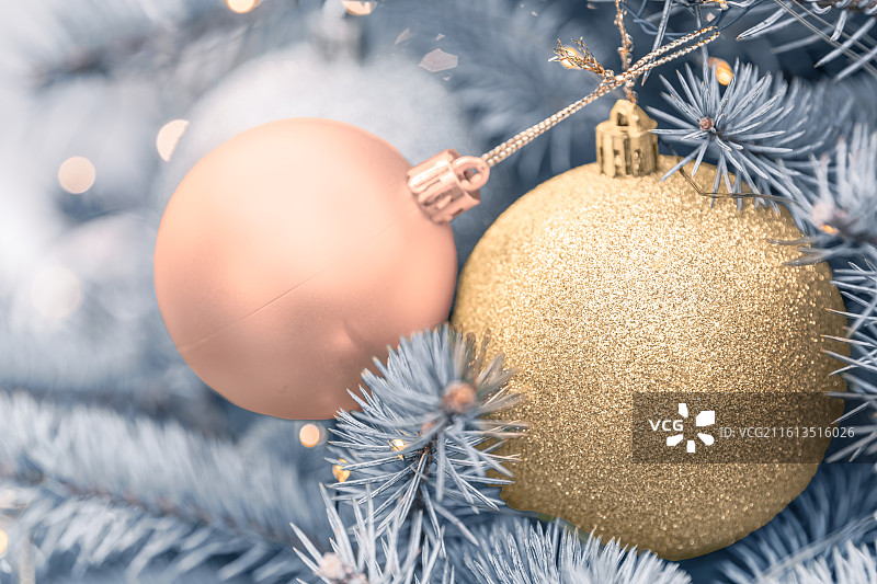 冬季圣诞节日氛围下的圣诞树局部与彩球特写图片素材