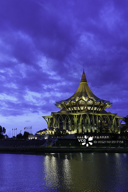 马来西亚砂拉越州首府古晋的地标建筑砂拉越新州立法议会大厦夜景风光图片素材
