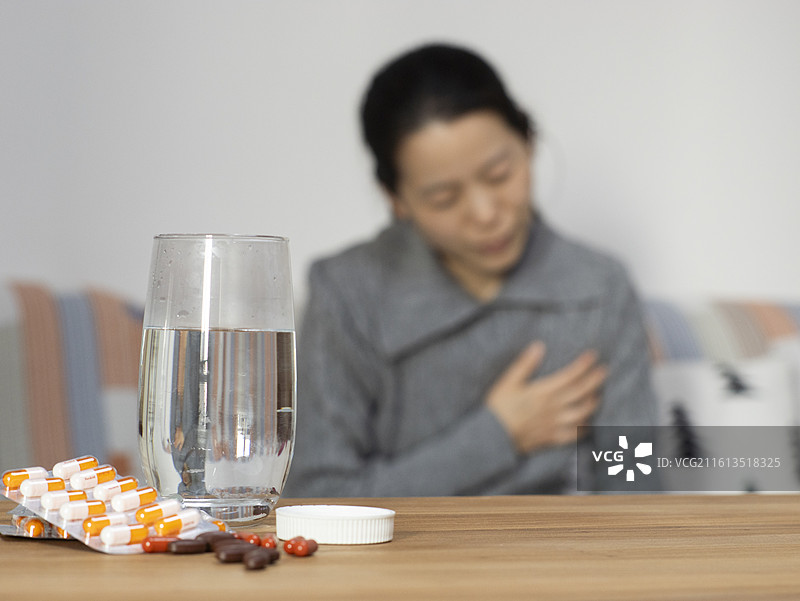中国女性女士胸痛胸闷吃药图片素材