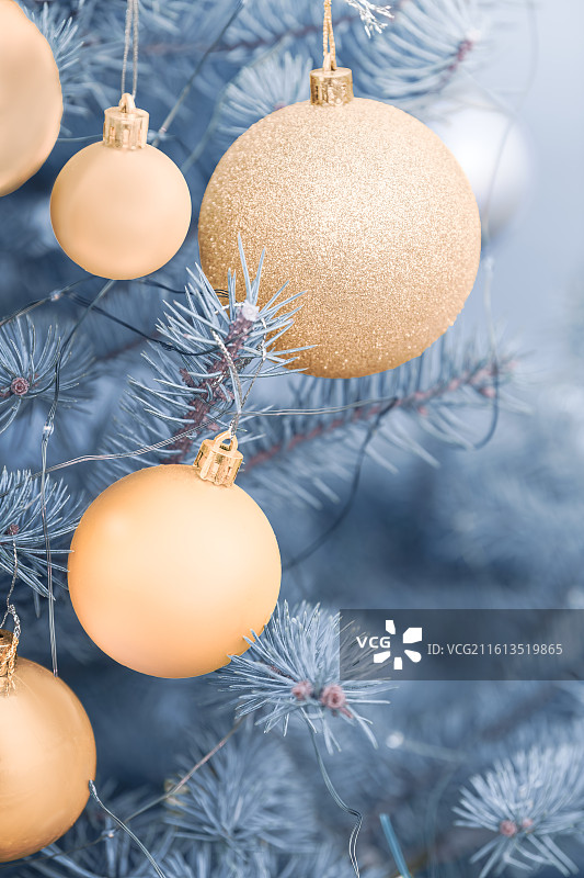 冬季圣诞节日氛围下的圣诞树局部与彩球特写图片素材