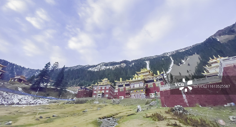 四川省甘孜州新龙县：措卡湖，措卡寺，金色的晚霞，翡翠般的湖水，倒影图片素材