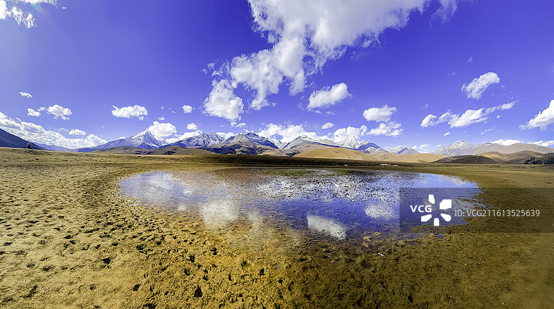 川西理塘：格聂神山，格聂之眼，日照金山，雪山，小湖，眼睛图片素材