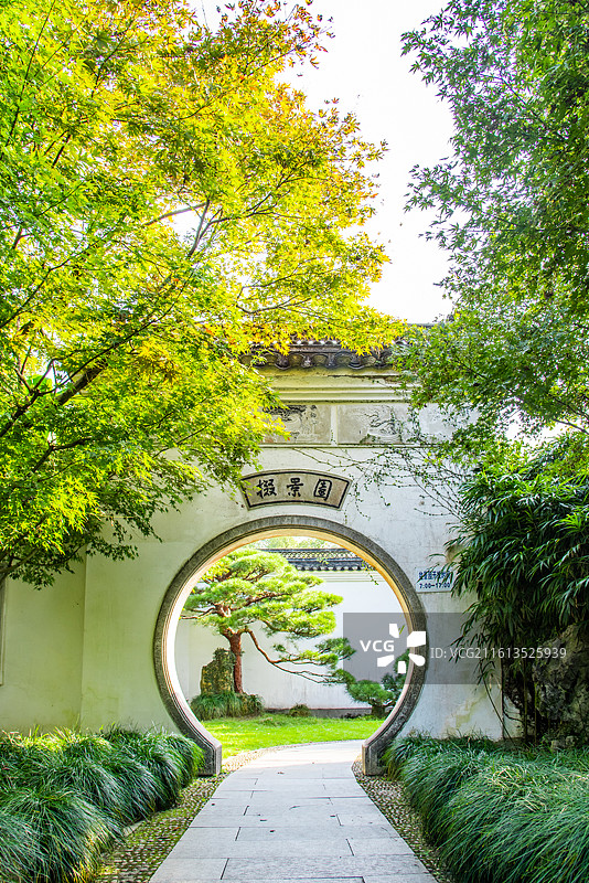 掇景园 月亮门 圆拱门 小径 圆月门 小路 杭州 杭州花圃 掇景园 江南园林 传统中式建筑 古典风格图片素材