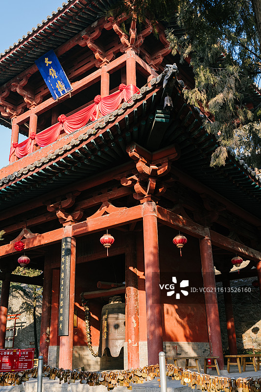 山西运城市永济市普救寺 西厢记发源地 莺莺 婚姻 古典 心形锁 同心锁 塔 灯笼 古建筑图片素材