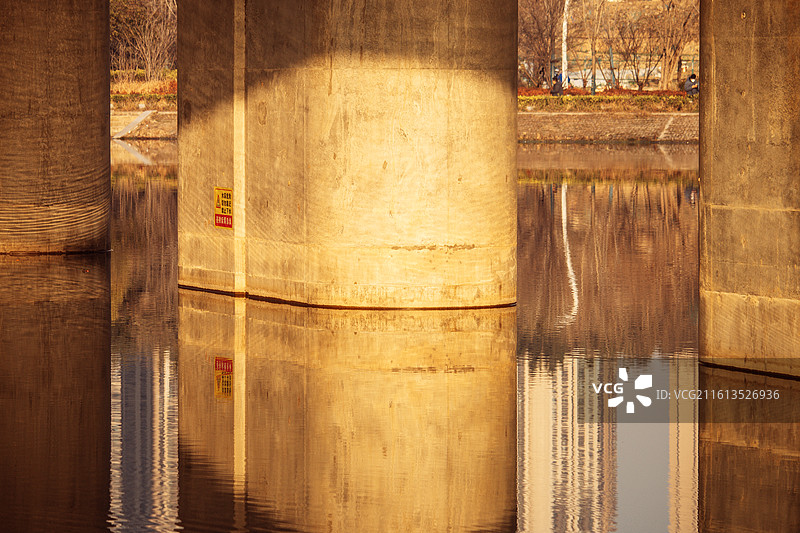 郑州贾鲁河 大桥 冬日 倒影 金色 桥梁 桥墩图片素材