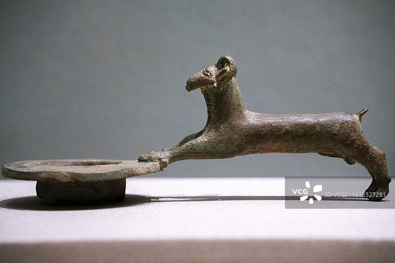 中国内蒙古自治区鄂尔多斯市博物院馆藏文物 战国 圆雕羊柄铜灯图片素材