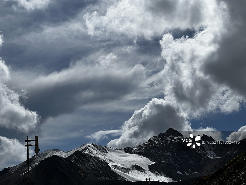 4K实拍｜自驾新疆独库公路-高海拔雪域山峰乌云景-盘山公路两侧雪顶山地草原与厚重云层自然户外摄影风光图片素材