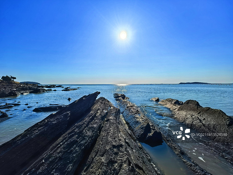 乳山西黄岛的碧海晴空与礁石群图片素材
