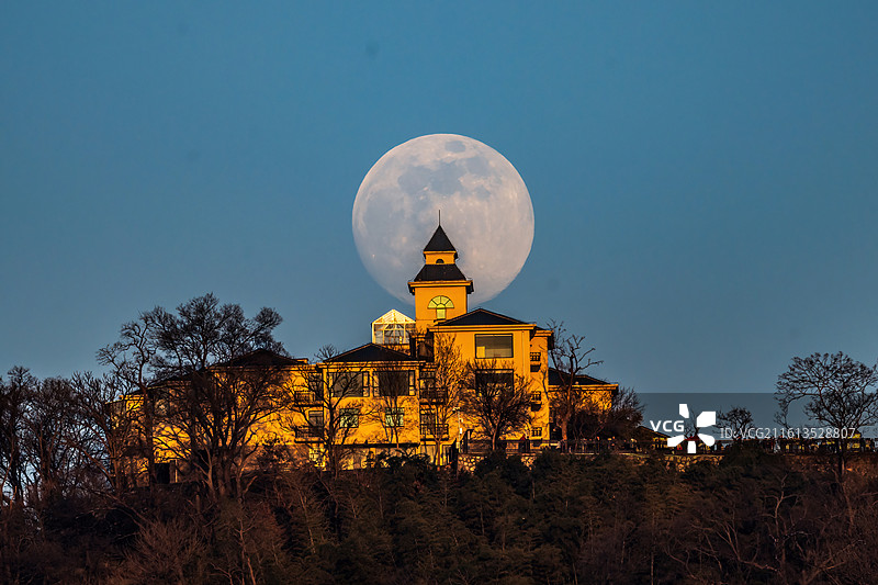 田家炳天文科学交流中心月升，江苏南京图片素材