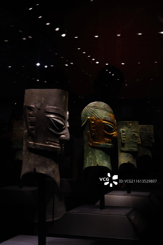 中国商代金面具青铜人头像，四川广汉三星堆遗址出土图片素材