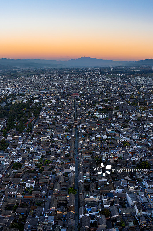 航拍中国云南旅游城市大理巍山古城朝霞全景图片素材