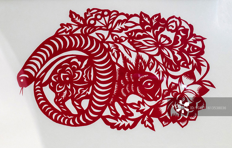 剪纸《蛇盘兔》 中国美术馆“四时玩趣-中国美术馆藏民间美术迎春展”图片素材