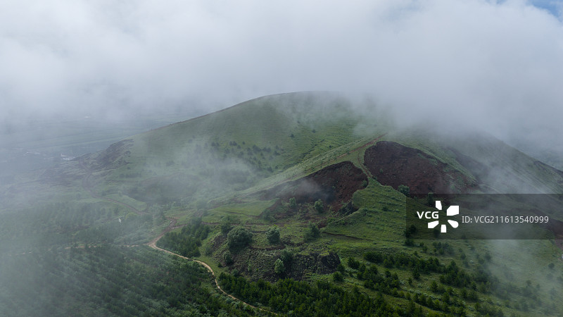 云雾中的大同火山，金山图片素材