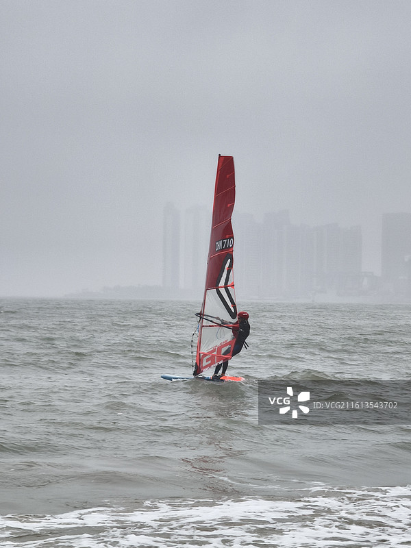 海口观海台风雨中的帆船图片素材