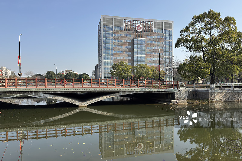 上海中医药大学校园一景--校图书馆与倒影图片素材