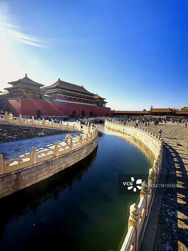 金水河蜿蜒着绕进宫墙，蓝天下的红墙黄瓦在水波里漾出千年的轮廓，一步一履，皆是紫禁城的岁月悠长。图片素材