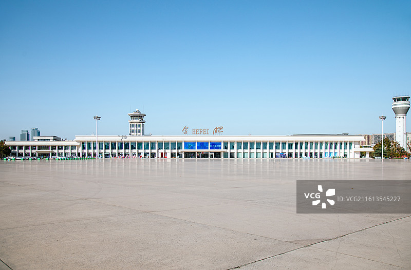 安徽合肥骆岗中央公园 梦想大草坪边的骆岗机场航站楼旧址图片素材