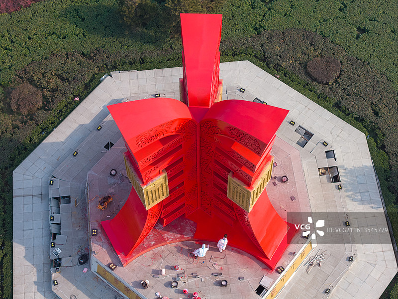 河南省周口市太康县106国道与银都路转盘太康地标维修修缮喷漆作业图片素材