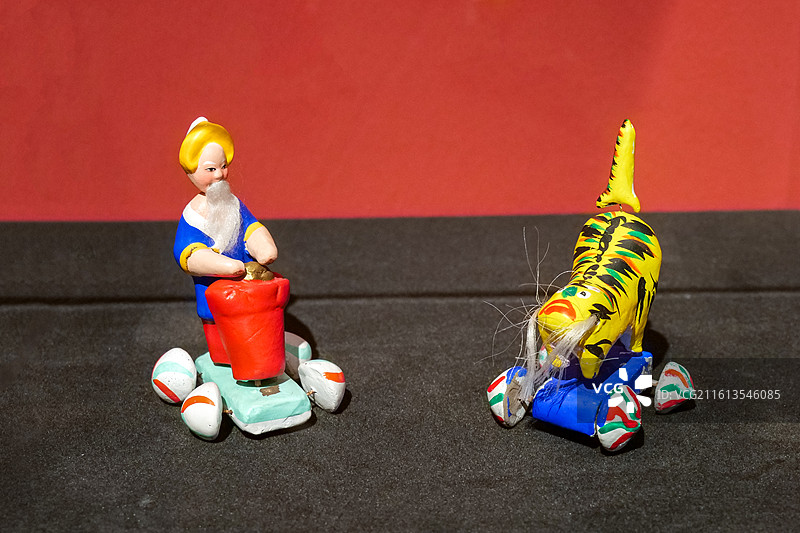 玩具《车老翁·车老虎》 江苏无锡 中国美术馆“四时玩趣-中国美术馆藏民间美术迎春展”图片素材