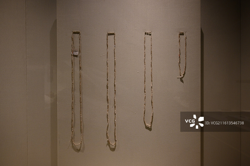 吉林市猴石山遗址出土的青铜时代白石管饰图片素材