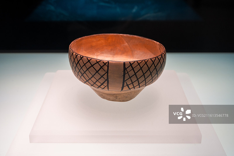 郑州大河村遗址博物馆-网格纹彩陶钵-新石器时代仰韶文化中期图片素材
