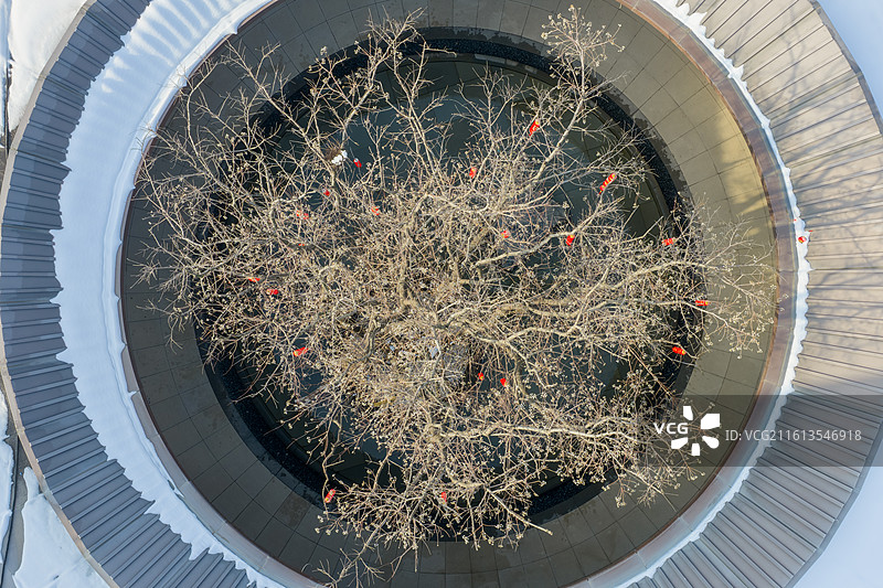 正上方视角河南省周口市城乡一体化示范区滨河北路中式园林雪后场景图片素材