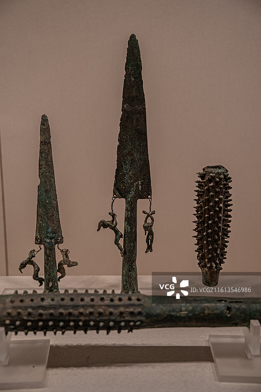 西汉 吊人铜矛 立犬铜狼牙棒 铜狼牙棒 晋宁县石寨山出土 云南省博物馆图片素材