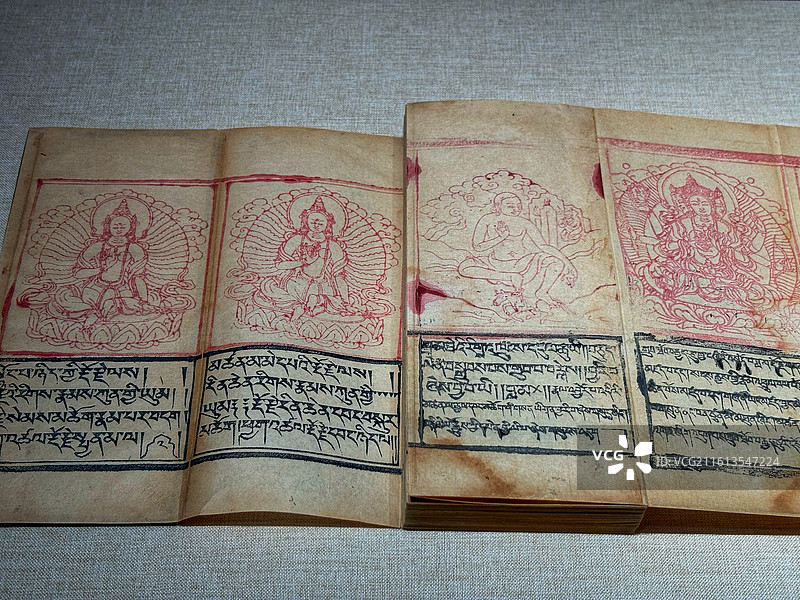 杭州奥莱美术馆展出清代藏文佛像集图片素材