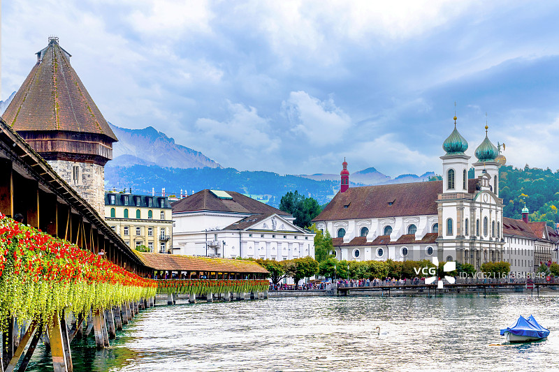 意大利卢塞恩卡贝尔廊桥 在多云的天空下看湖上的桥图片素材