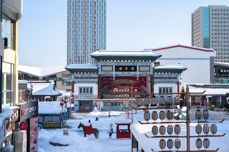 暴雪后的滨海城市图片素材