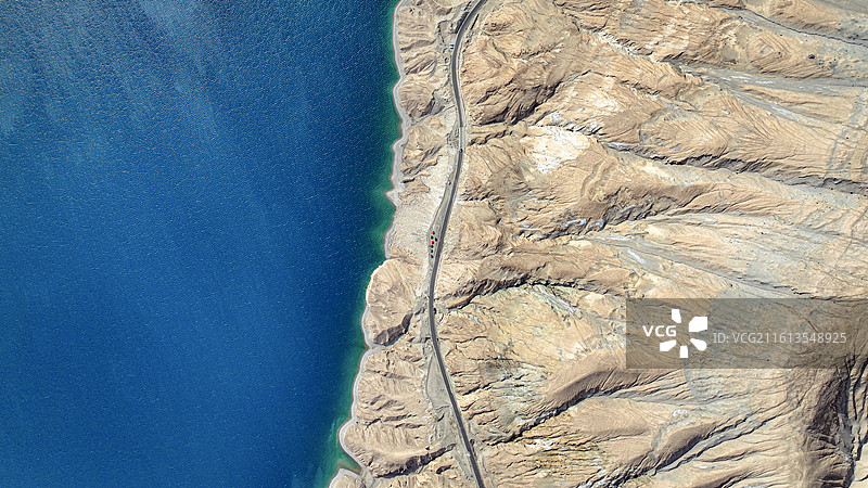 新疆维吾尔自治区喀什塔什库尔干塔吉克自治县班迪尔蓝湖和山边公路航拍视角图片素材