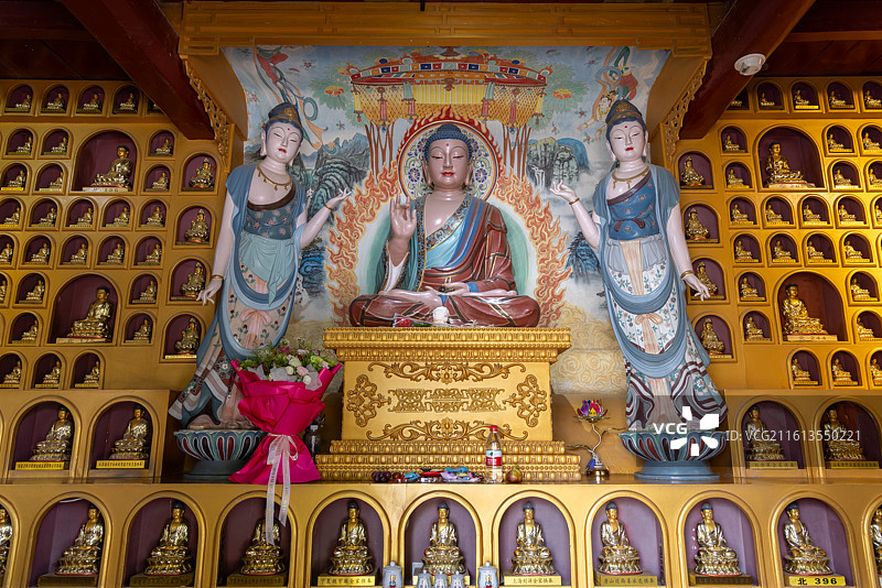 甘肃张掖皇家敕建的寺院 张掖大佛寺内弥陀千佛塔（土塔）塔基殿内部供奉佛像图片素材