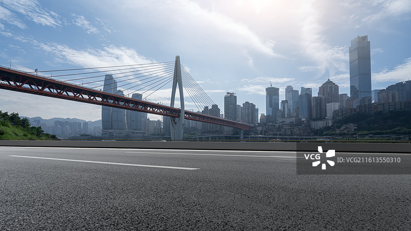 带悬索桥和摩天大楼的城市道路图片素材