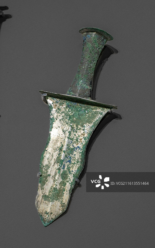 云雷纹曲刃铜短刀_西汉_苏州博物馆_铸河山_中国青铜时代的兵器展图片素材