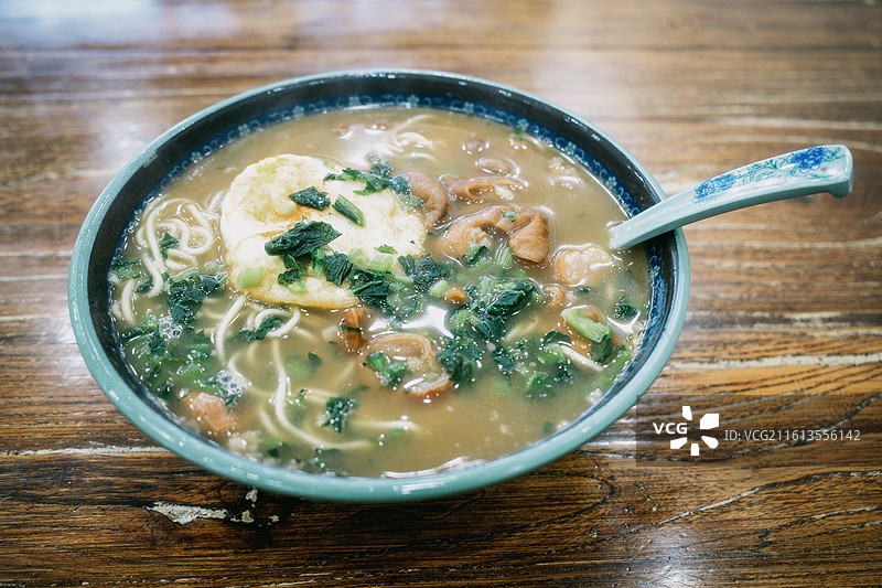 木桌上碗里的汤的高角度视图图片素材